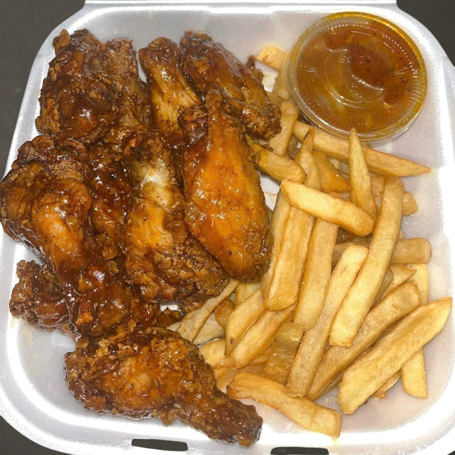 Island BBQ wings with fries